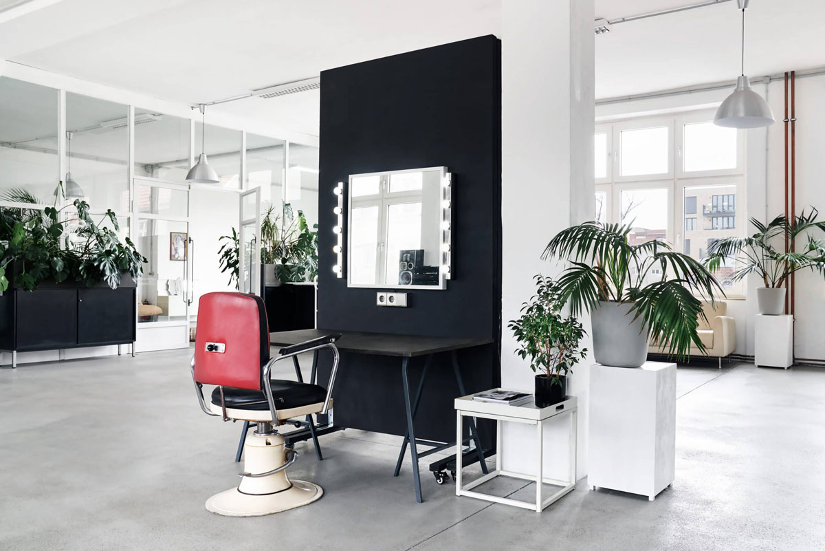 Ikonic 310qm miet Fotostudio in berlin mit Styling und Make up Plätzen