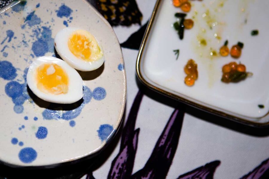 Exklusives Supperclub-Event im Ikonic Studio Berlin-Neukölln mit langer Tafel und stimmungsvoller Beleuchtung im Industrie-Loft.