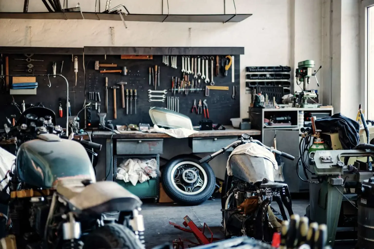 Authentische Werkstatt-Location in Berlin für Fotoshootings und Videodrehs mit industriellem Charme.