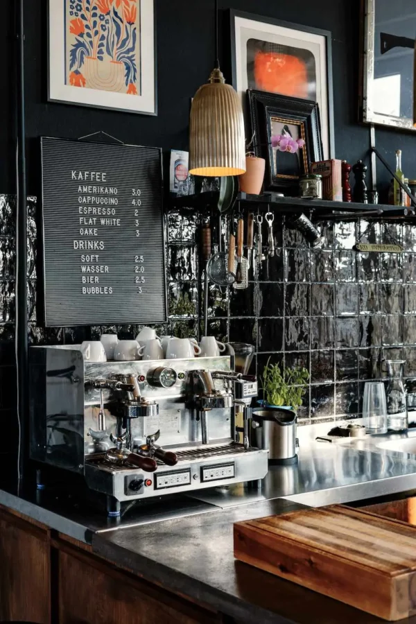 Professionelle Kaffeebar im Ikonic Studio Berlin für erstklassige Bewirtung bei Foto- und Filmaufnahmen.