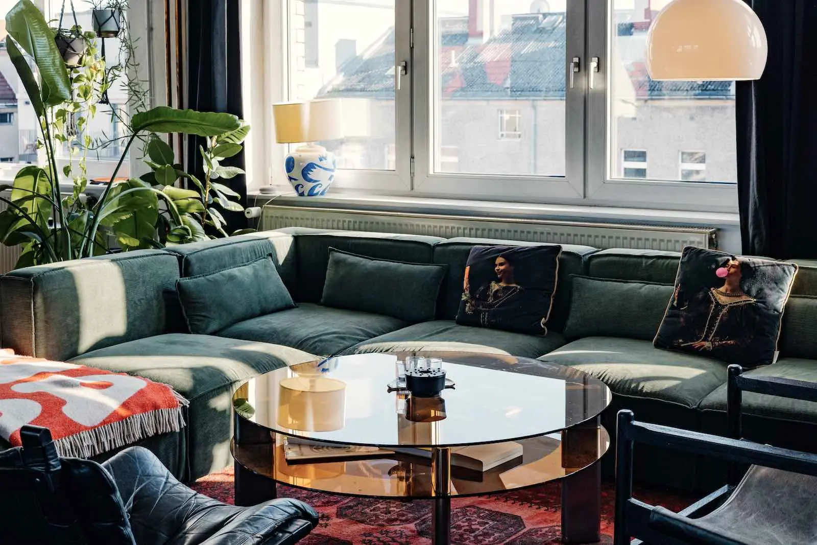 Gemütlicher Lounge-Bereich mit Tageslicht im 310 m² Loft-Studio in Berlin-Kreuzberg.