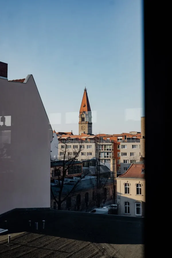Urbaner Ausblick auf Berlin-Kreuzberg aus dem 310 m² großen Ikonic Mietstudio.