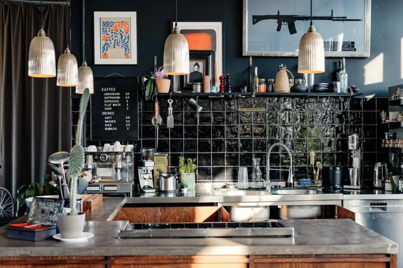 Voll ausgestattete Loft-Küche im 310 m² Mietstudio Berlin, ideal für Food-Produktionen und Catering.