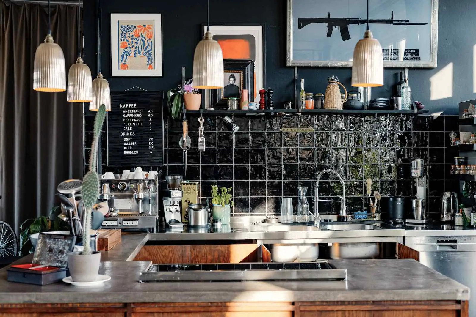 Voll ausgestattete Loft-Küche im 310 m² Mietstudio Berlin, ideal für Food-Produktionen und Catering.